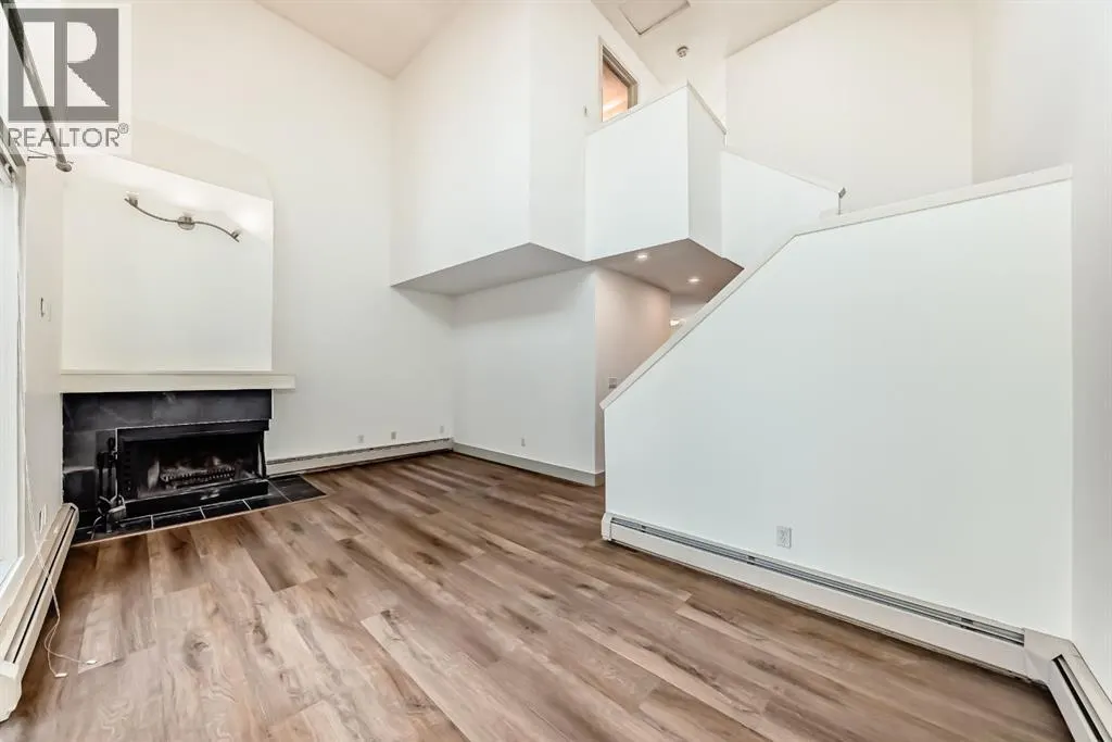 8, 220 Village Terrace SW