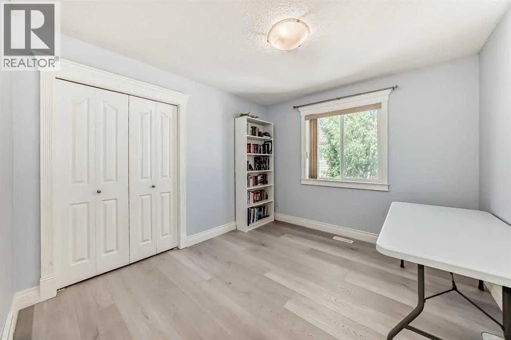 73 Simcoe Close SW
