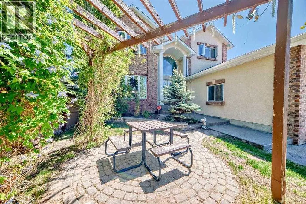 73 Simcoe Close SW