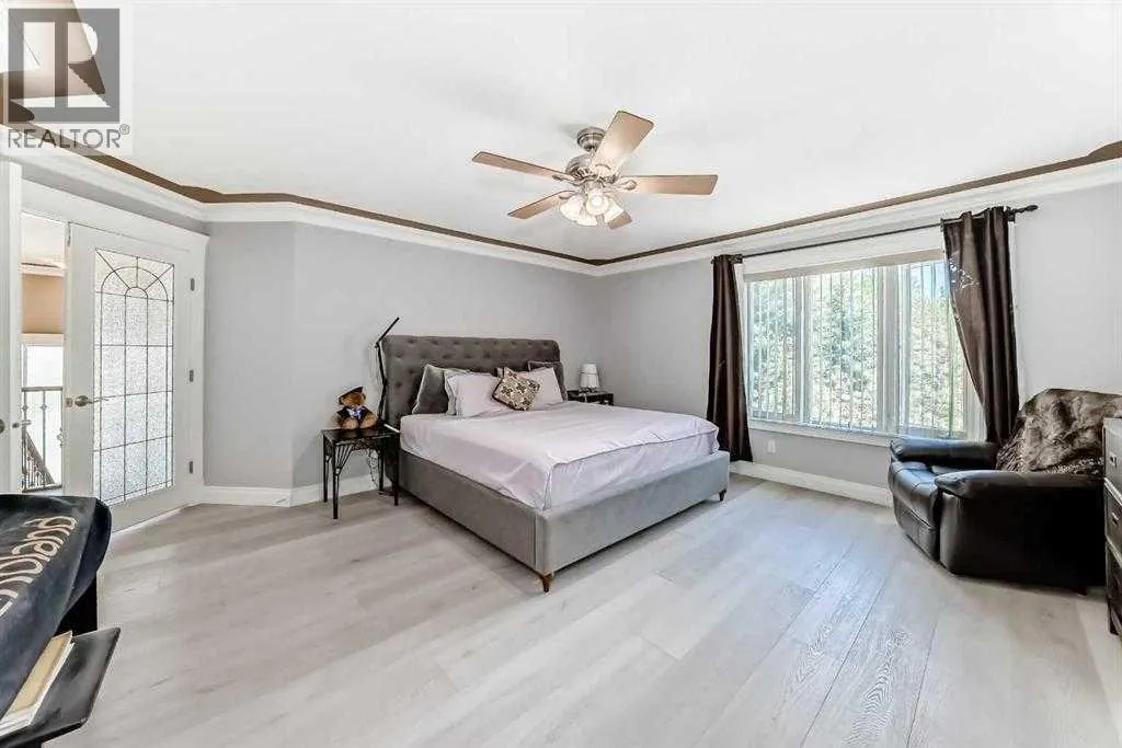 73 Simcoe Close SW