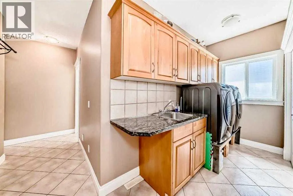 73 Simcoe Close SW