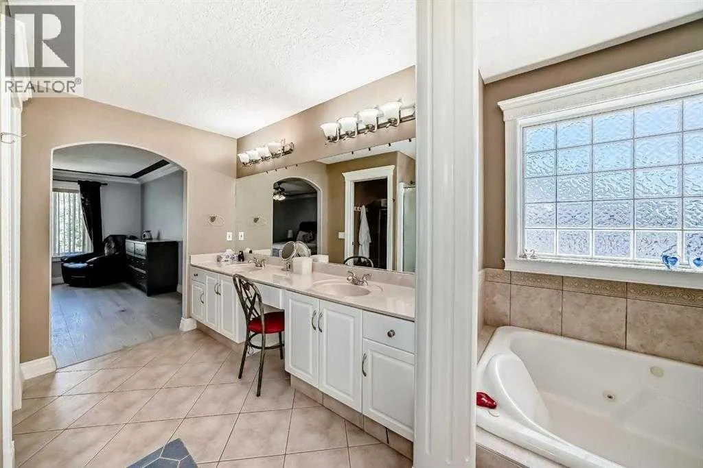 73 Simcoe Close SW