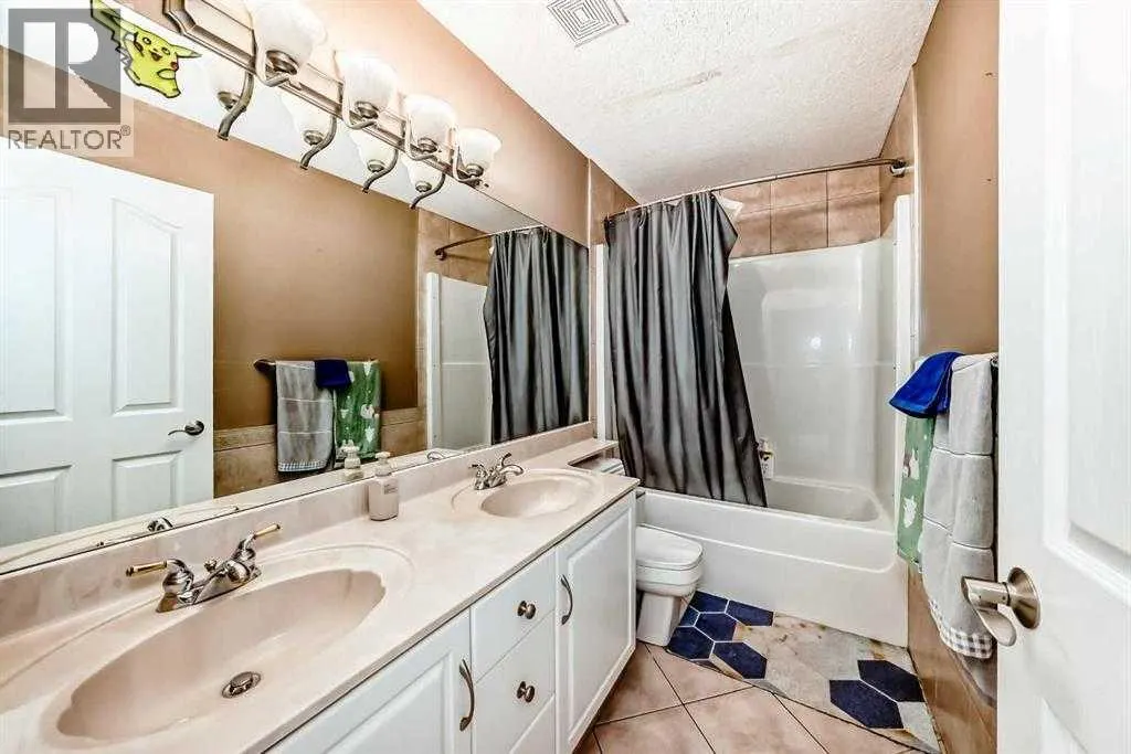 73 Simcoe Close SW