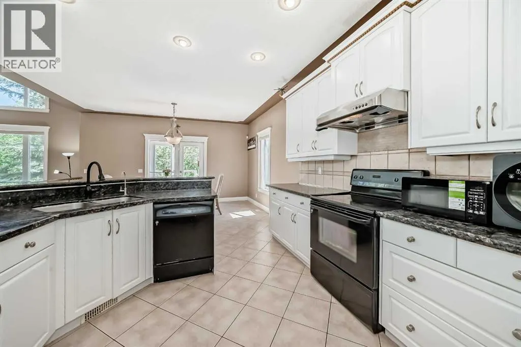 73 Simcoe Close SW