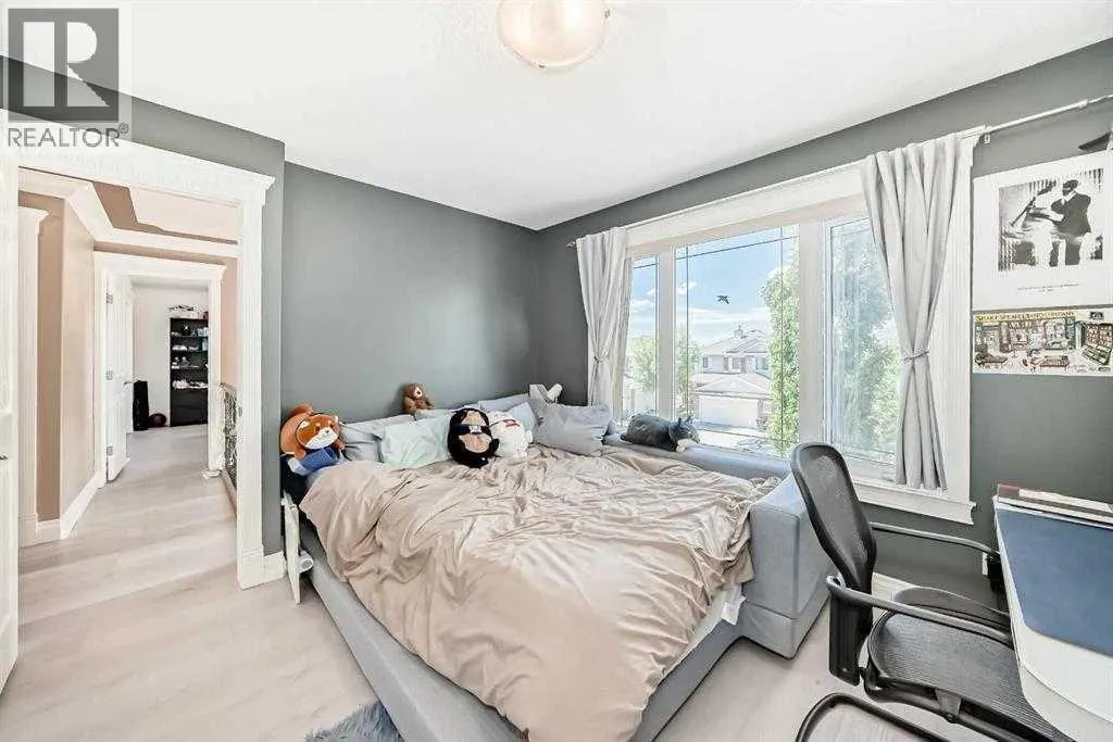 73 Simcoe Close SW