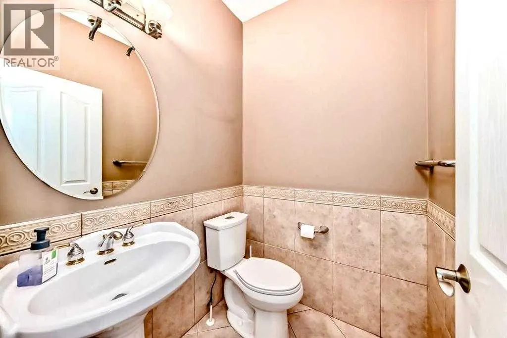 73 Simcoe Close SW