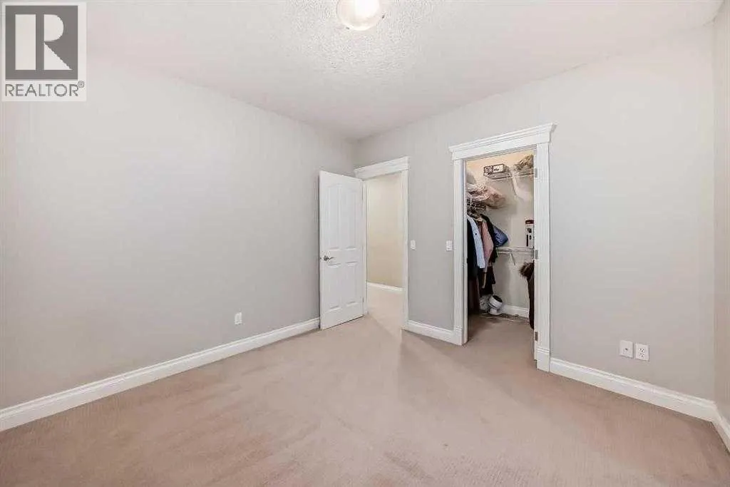 73 Simcoe Close SW