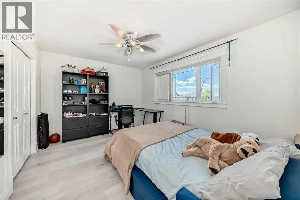 73 Simcoe Close SW