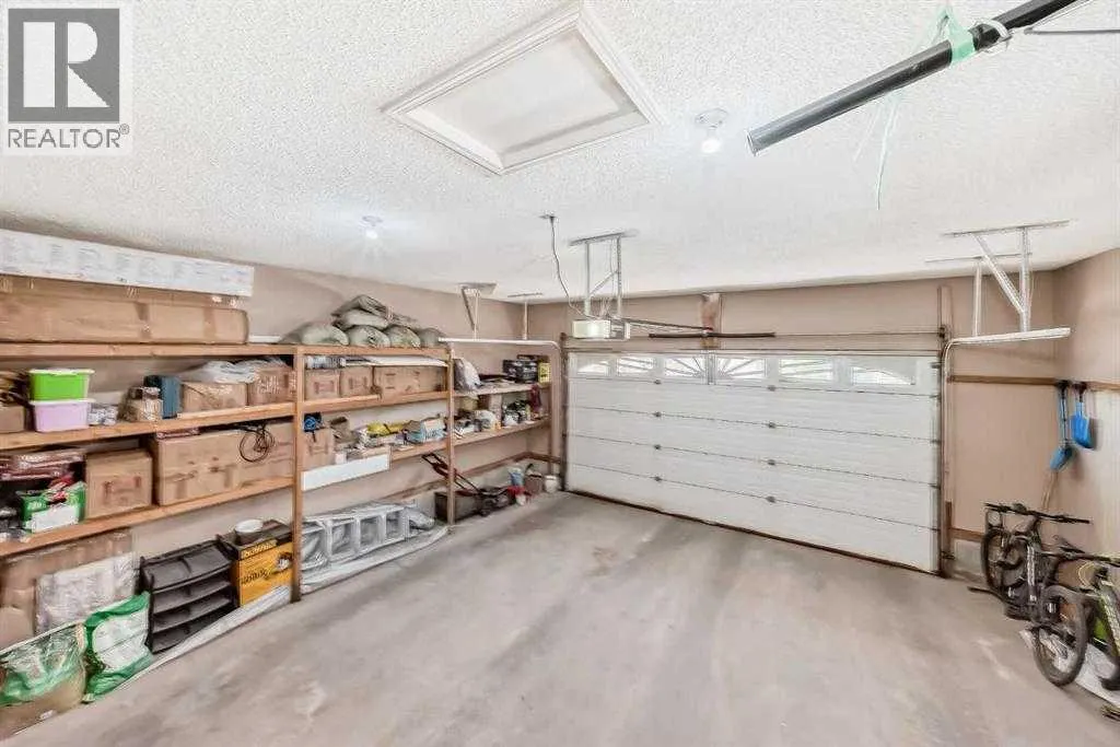 73 Simcoe Close SW