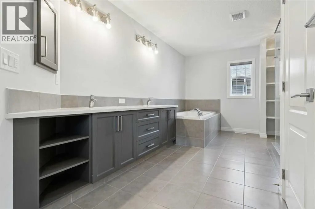 246 Evansglen Drive NW
