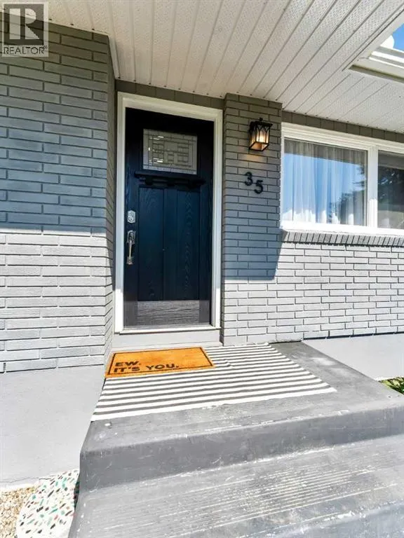 35 Laurel Place W
