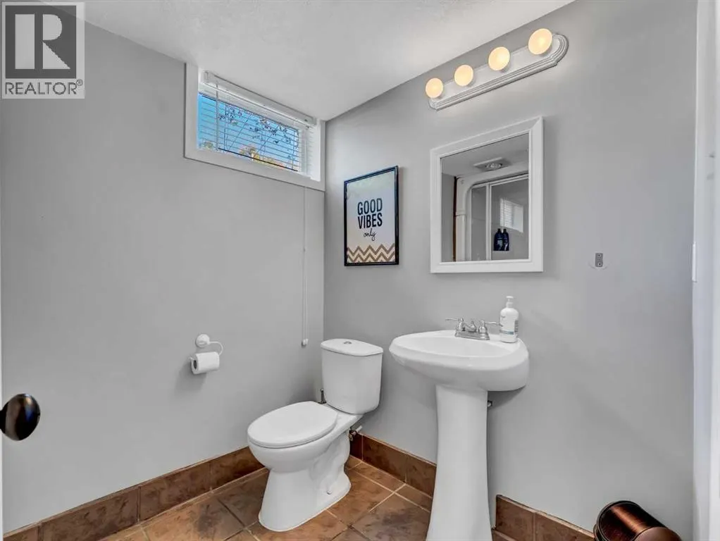 35 Laurel Place W