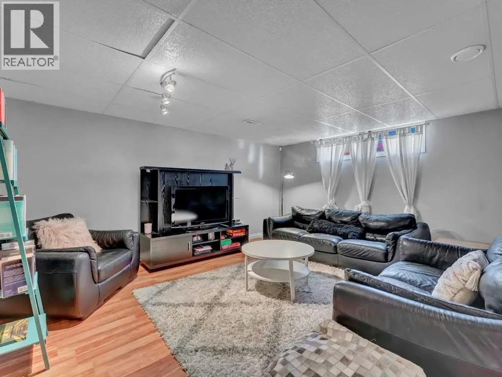 35 Laurel Place W