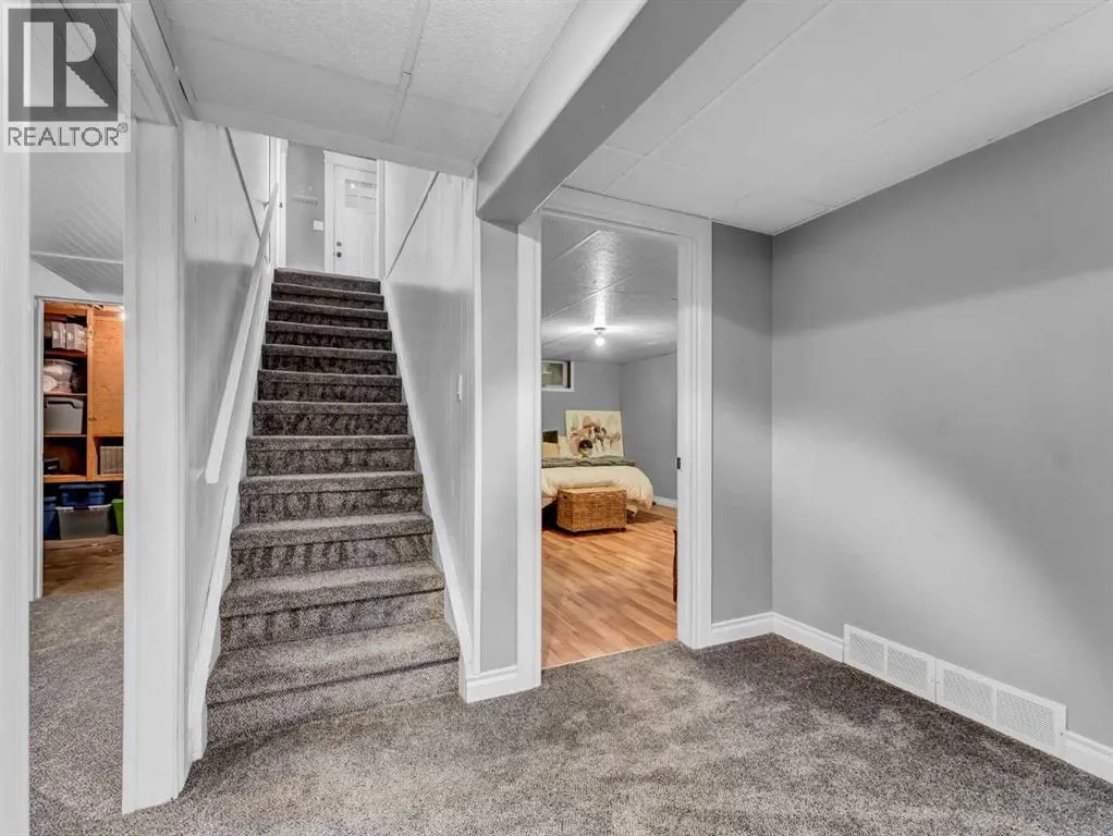 35 Laurel Place W