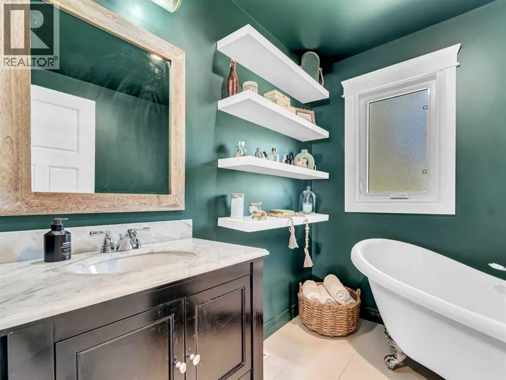 35 Laurel Place W