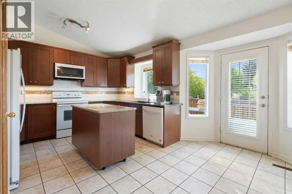 136 Sunvista Close SE