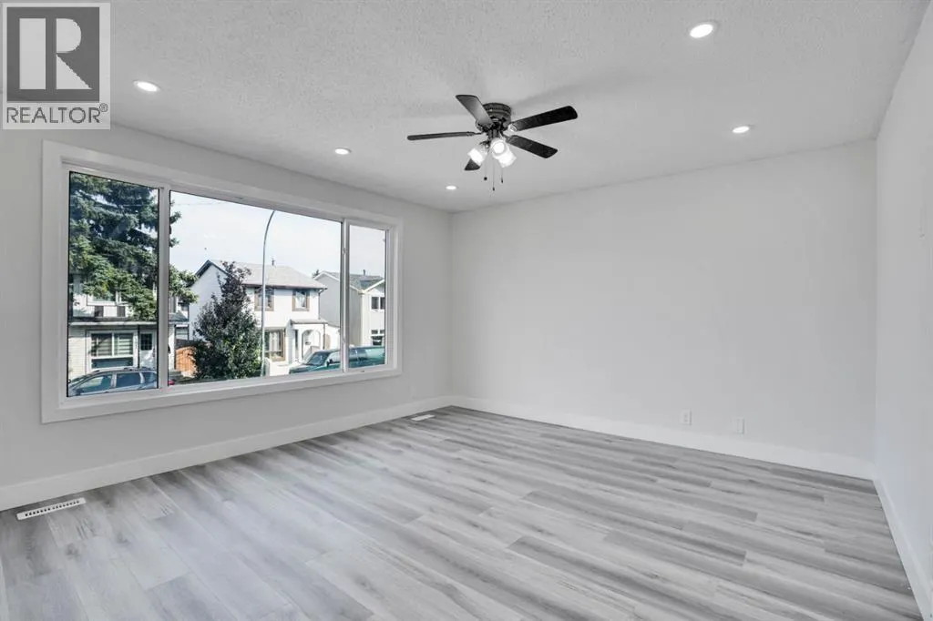 104 castlegreen Close NE