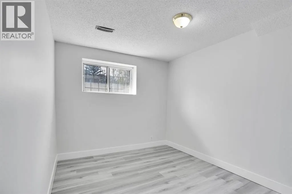 104 castlegreen Close NE