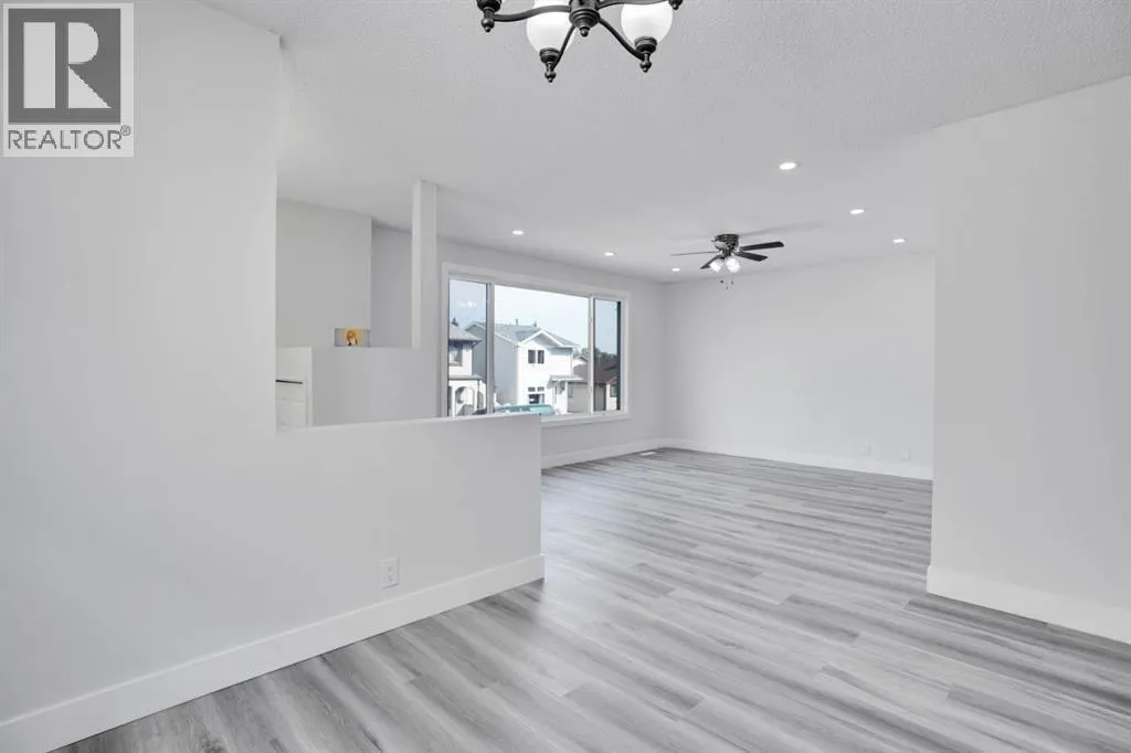 104 castlegreen Close NE