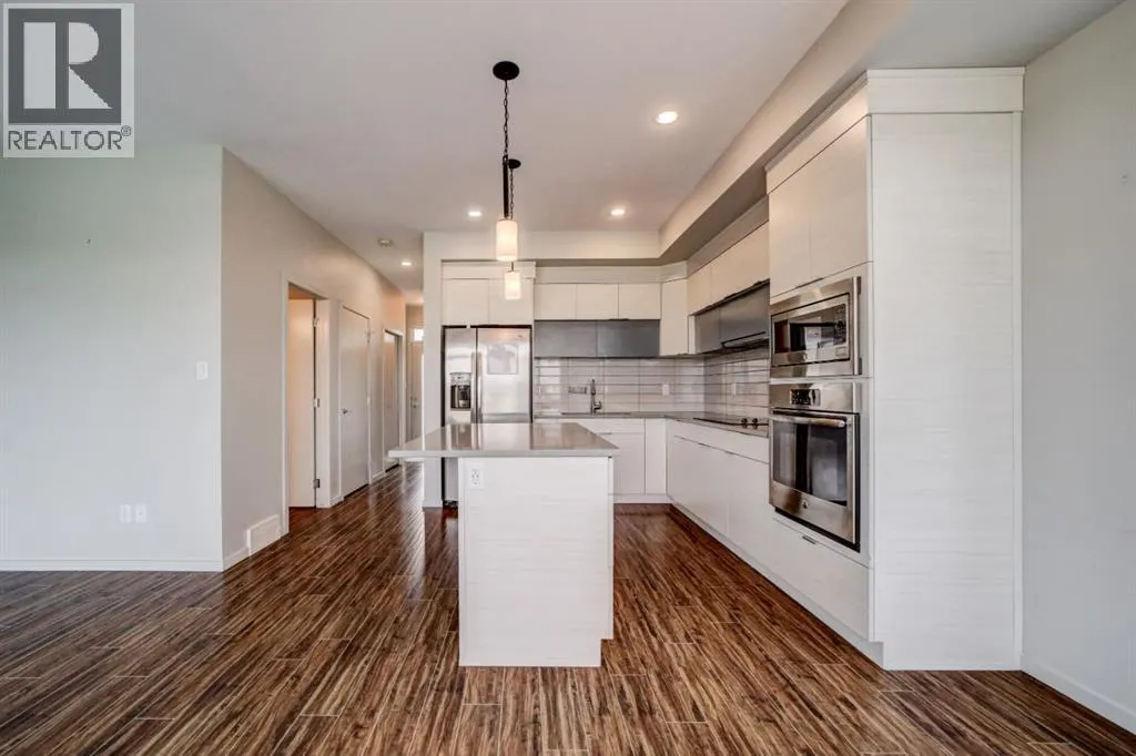 1, 486 Highlands Boulevard W