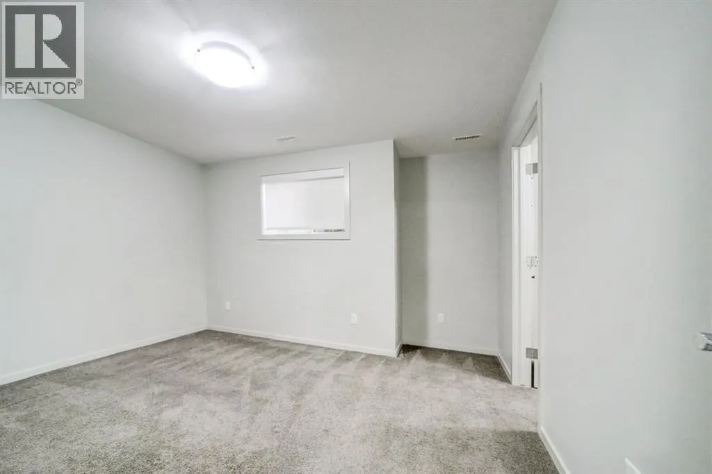 1, 486 Highlands Boulevard W