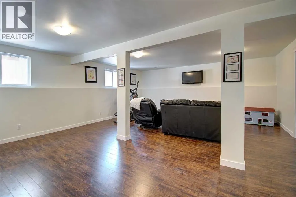 8 Canoe Circle SW