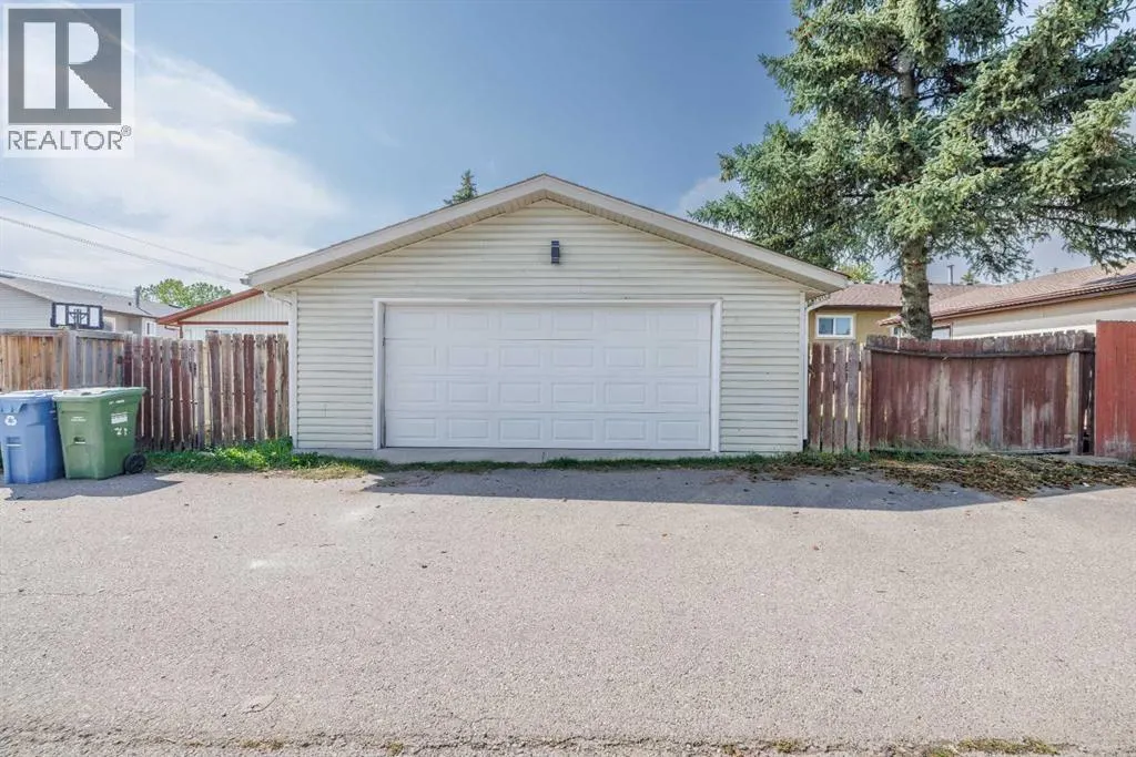 152 Falconridge Crescent NE