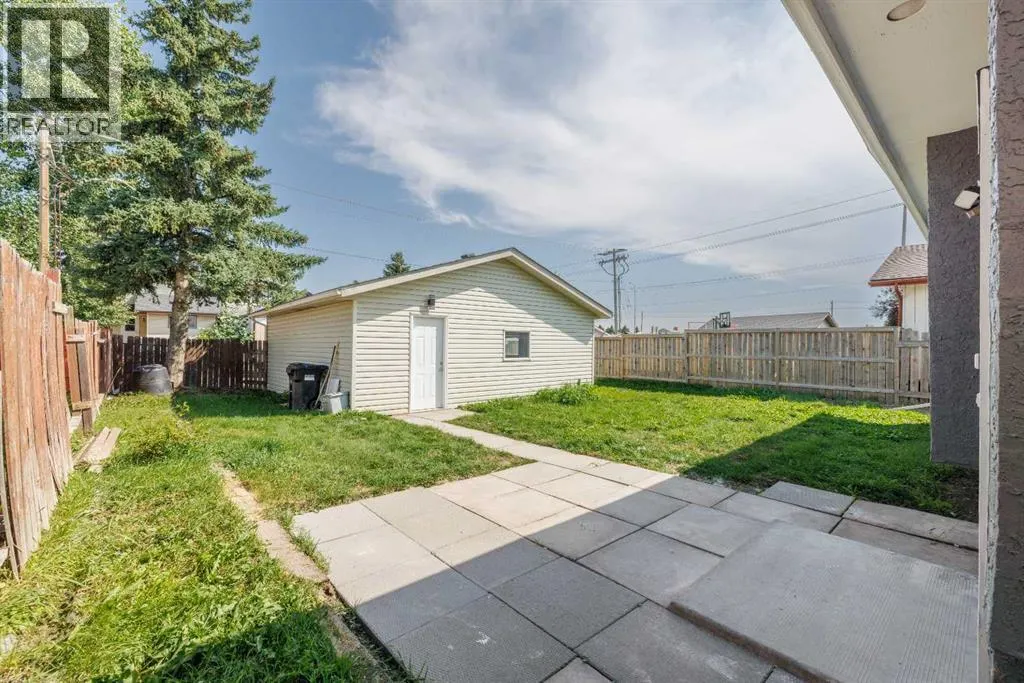 152 Falconridge Crescent NE
