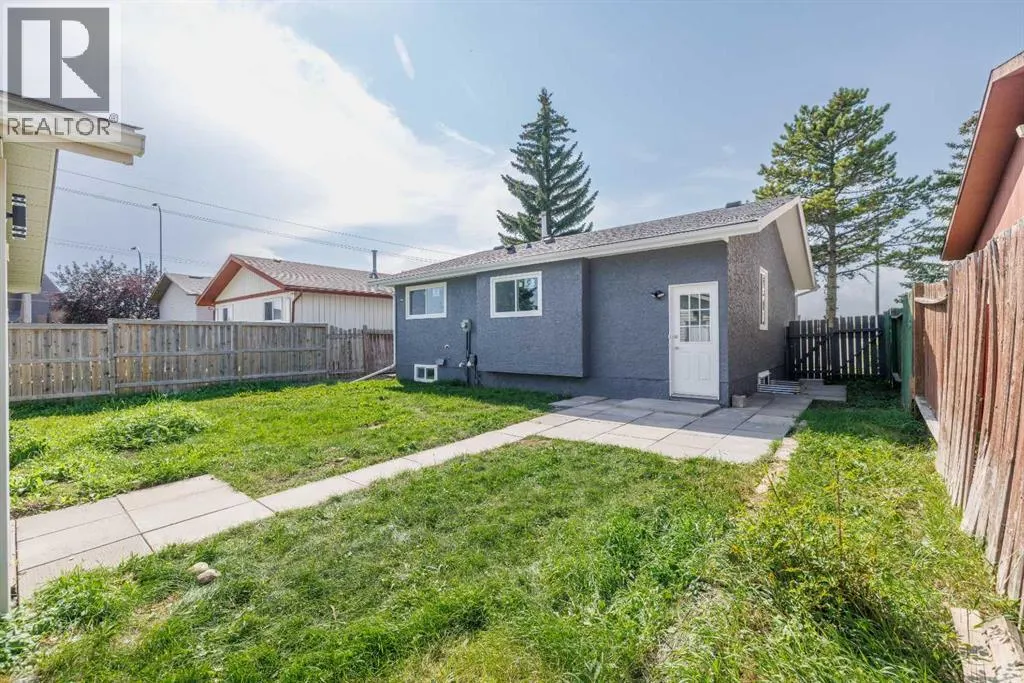 152 Falconridge Crescent NE