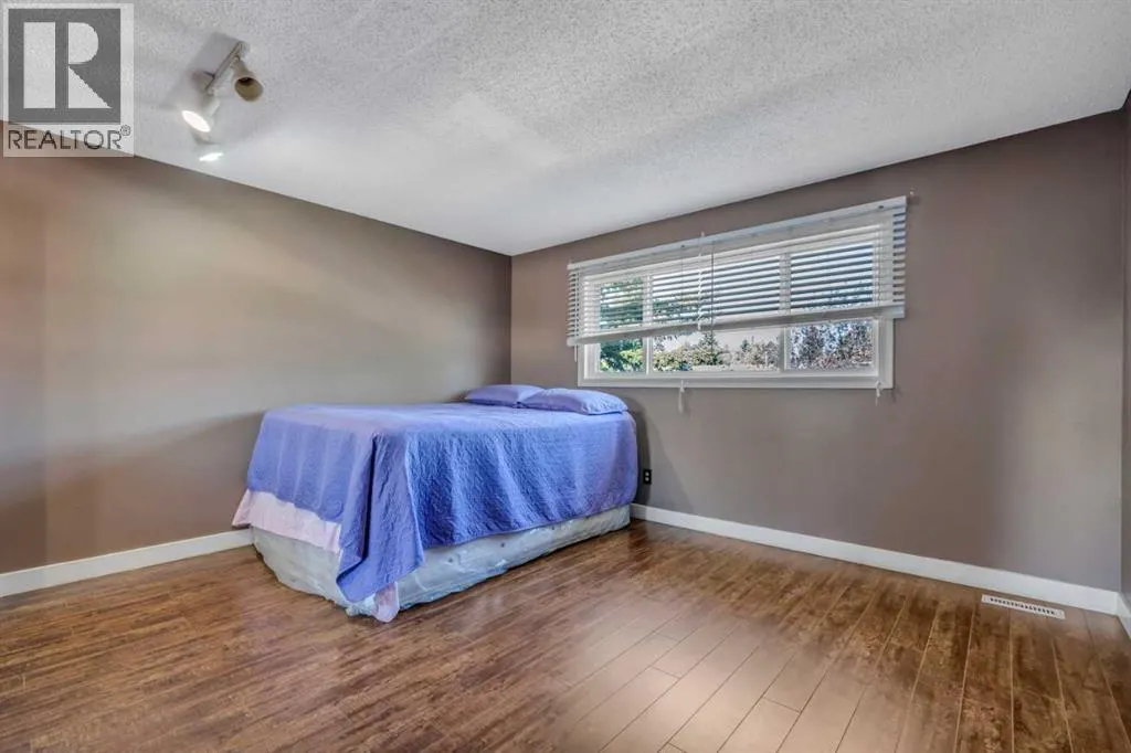 8 Pinelore Place NE