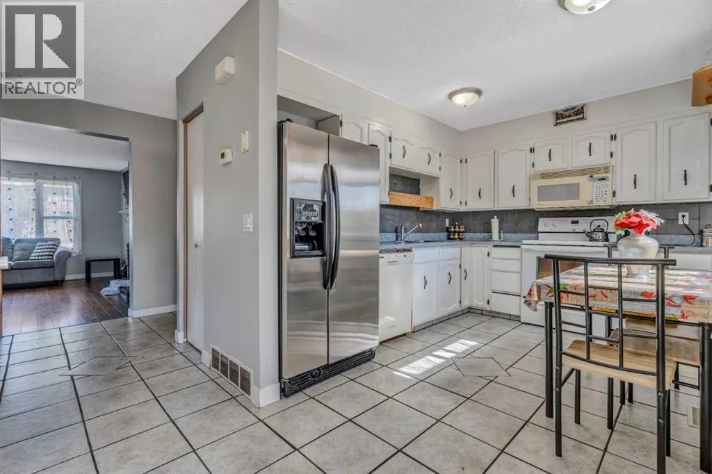 8 Pinelore Place NE