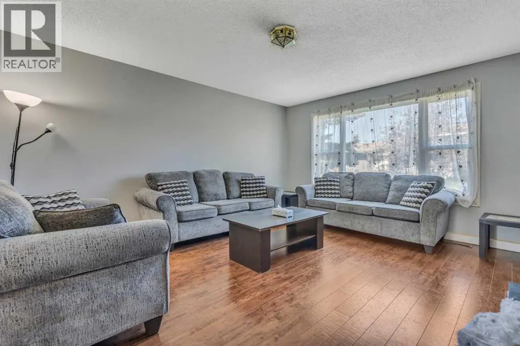 8 Pinelore Place NE