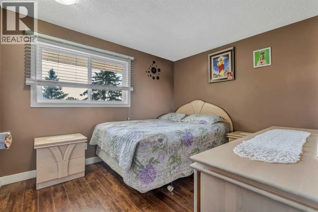 8 Pinelore Place NE