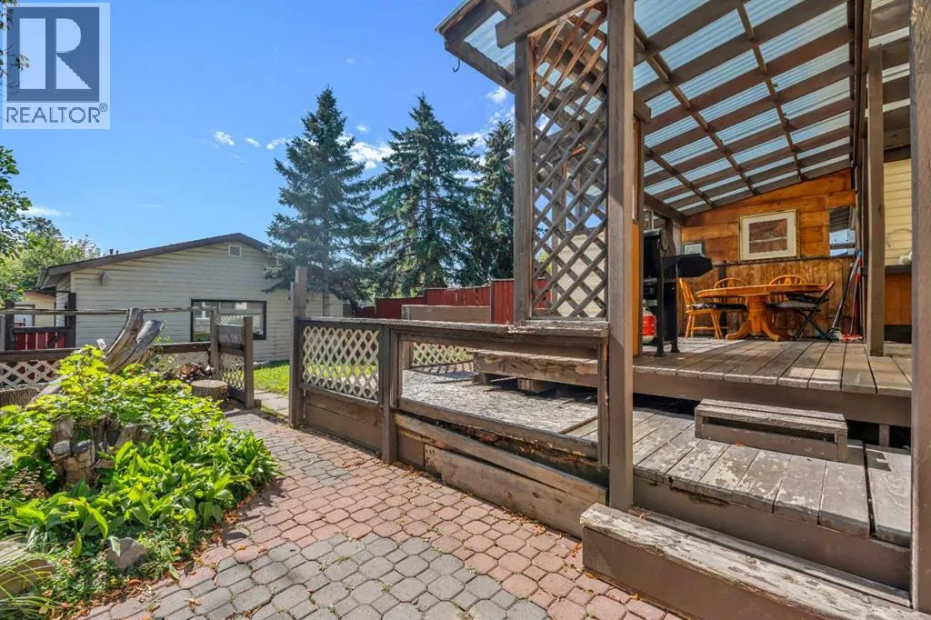8 Pinelore Place NE