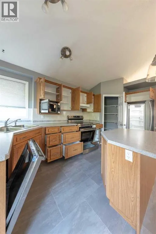 3106 65 Ave