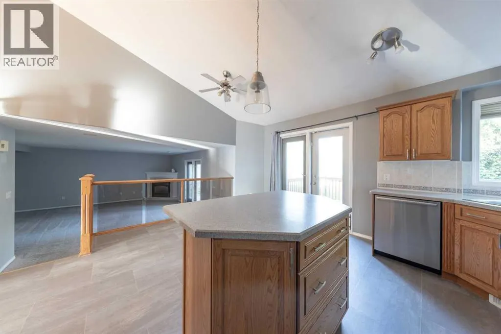 3106 65 Ave