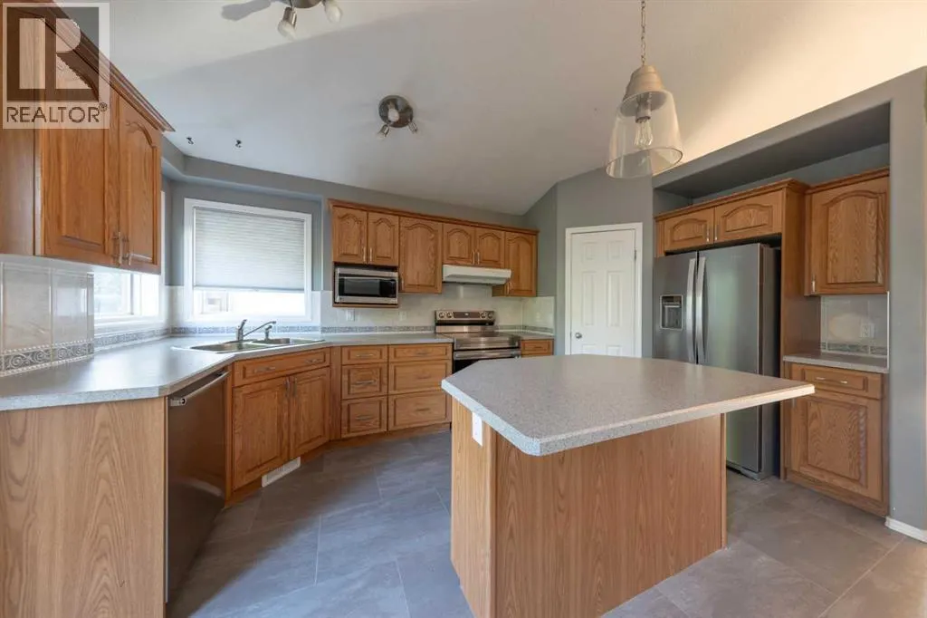 3106 65 Ave