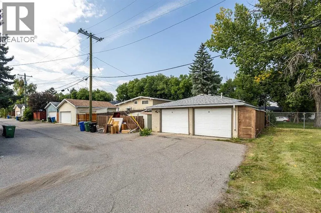 74 Armstrong Crescent SE