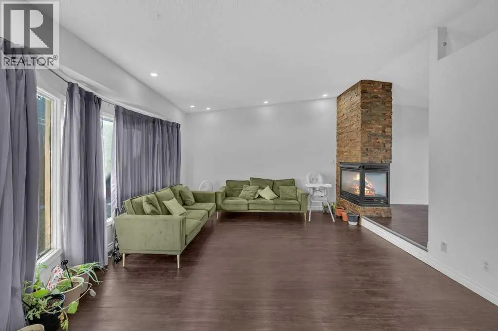 64 Castledale Crescent NE