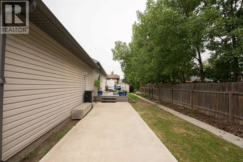 215 Allen Crescent
