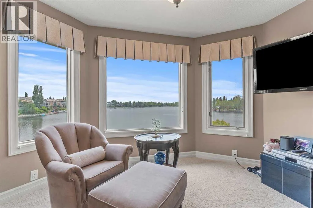 230 Mckenzie Lake Bay SE