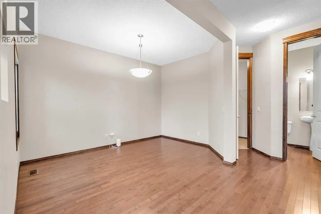 64 Everoak Park SW