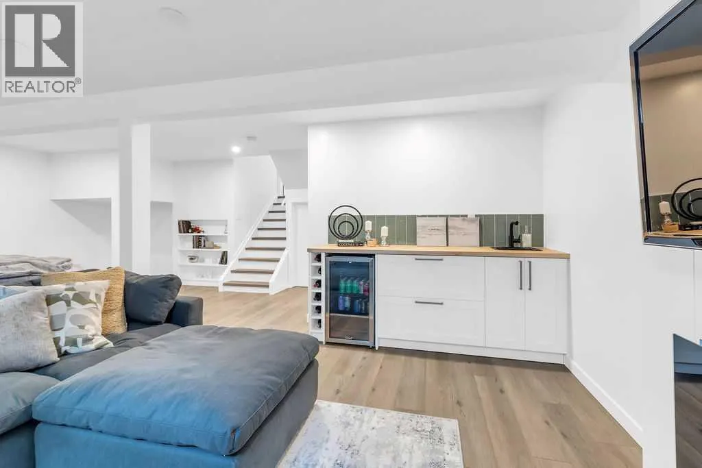 212 Cedarille Green SW