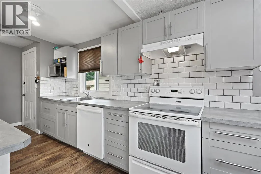 7132 & 7130 35 Avenue NW