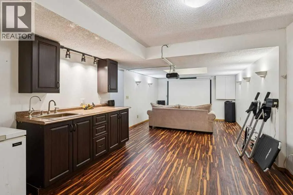 59 Sandringham Close NW