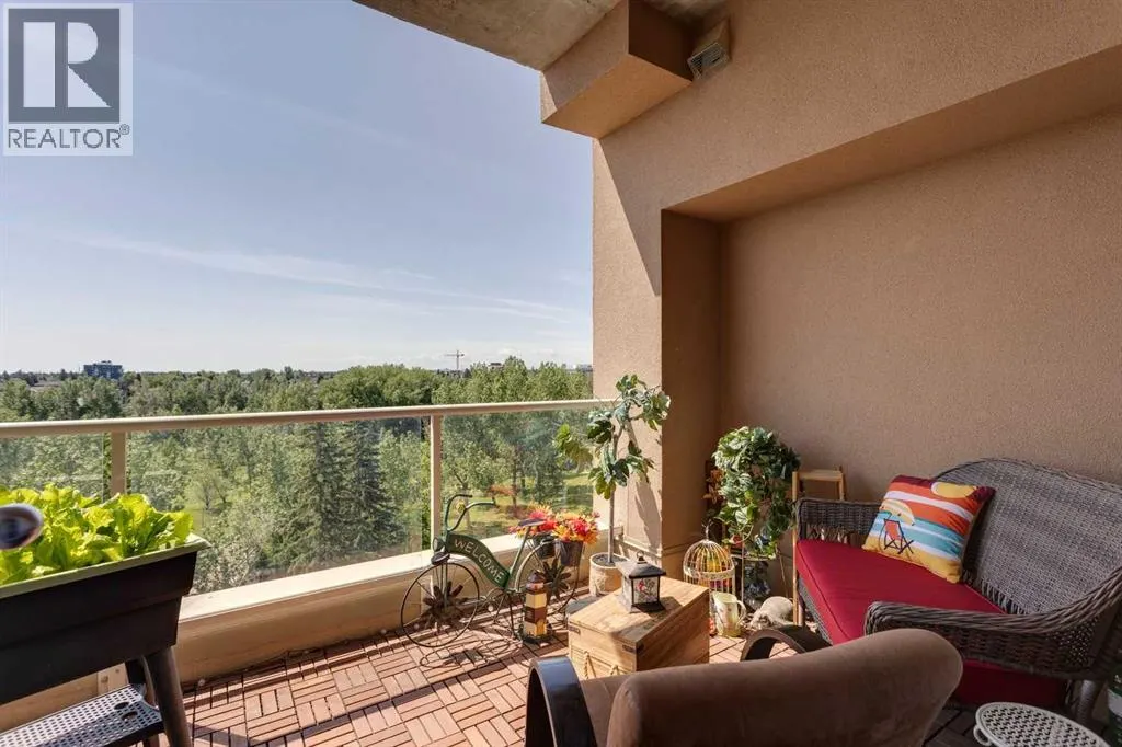 3608, 24 Hemlock Crescent SW