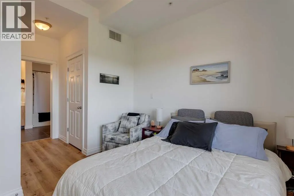 3608, 24 Hemlock Crescent SW