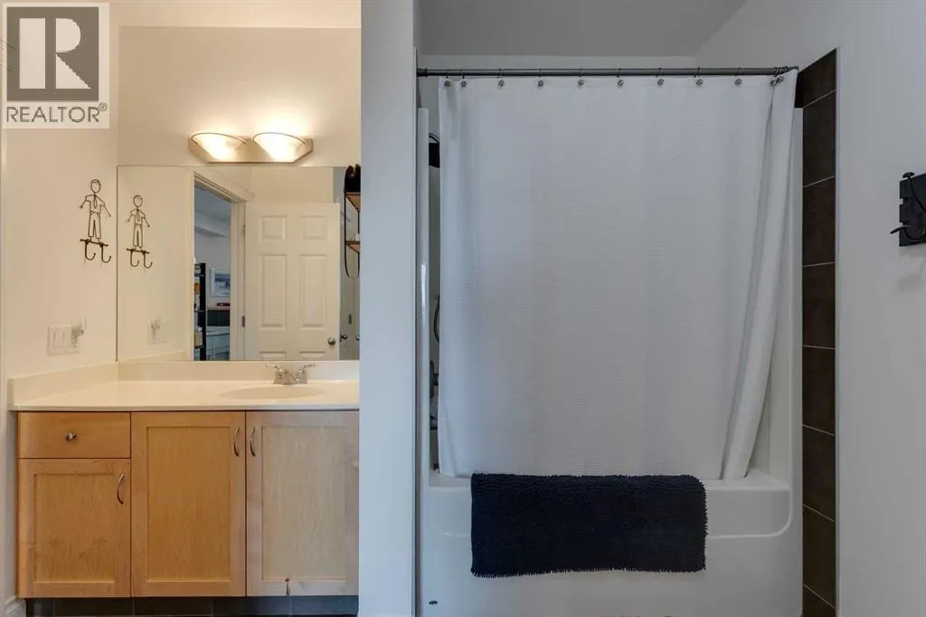 3608, 24 Hemlock Crescent SW