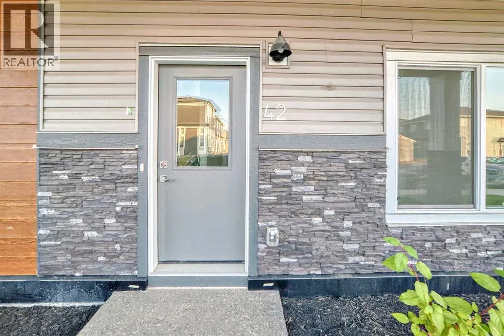 42 Corner Glen Manor NE