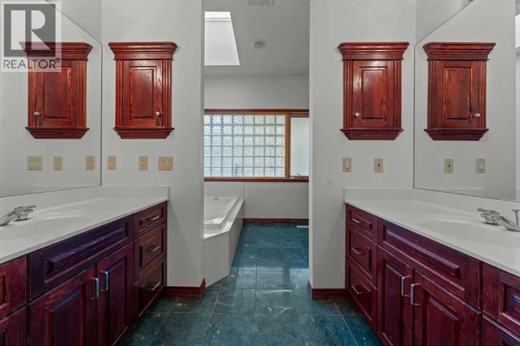 28 Slopes Grove SW